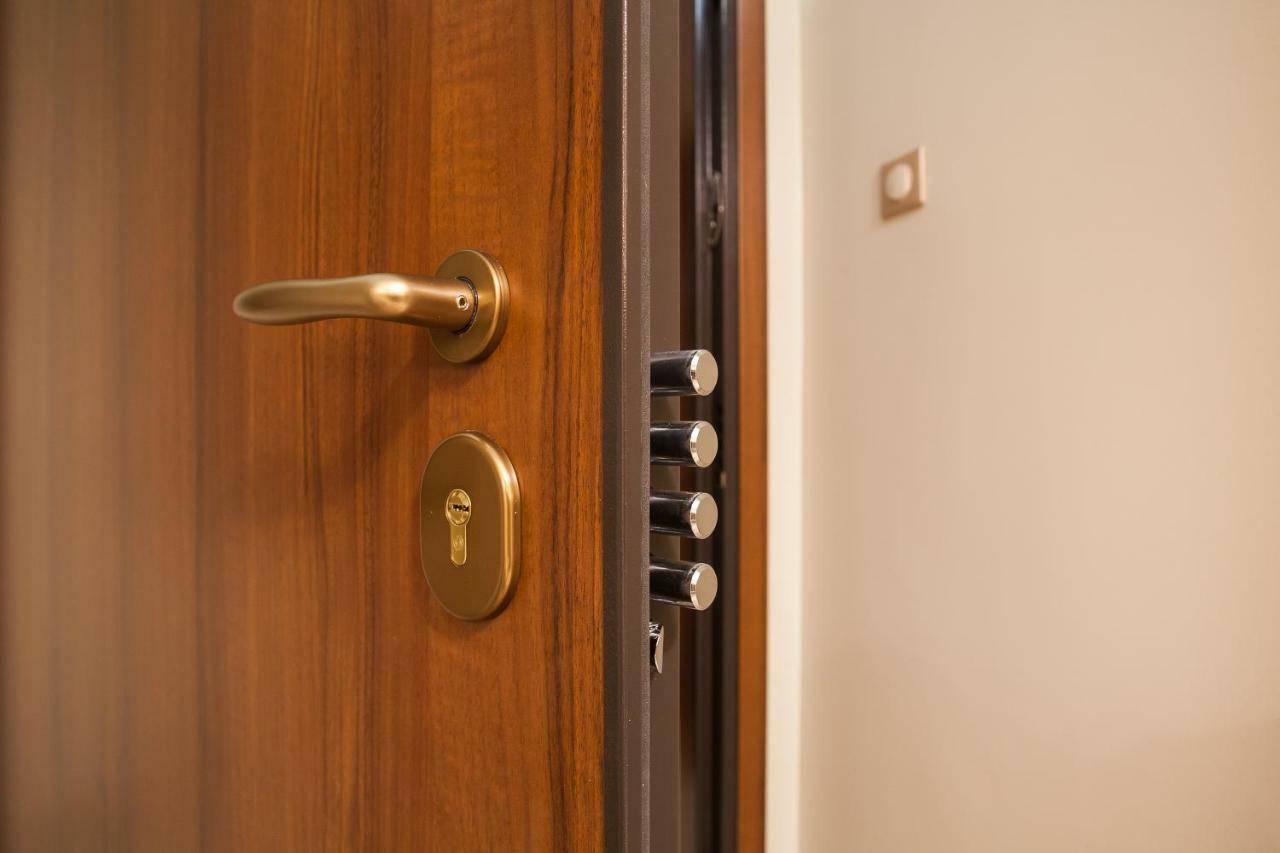 Pretty Rooms In Gold And Blue Apartment In Safe Central Area Athens Exterior photo