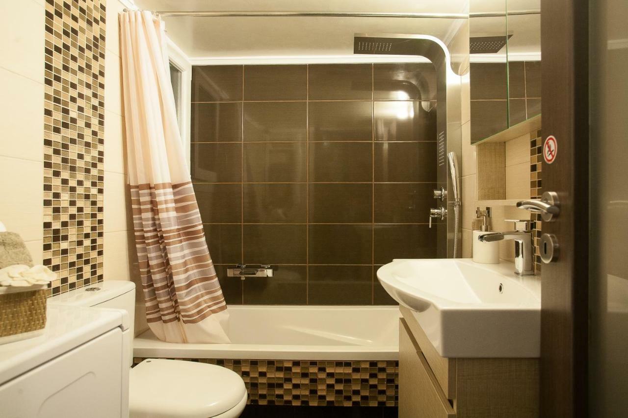 Pretty Rooms In Gold And Blue Apartment In Safe Central Area Athens Exterior photo